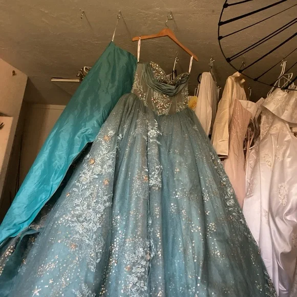 Quinceañera dress  size 11-15 - Picture 2 of 3